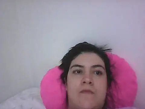 Snapshot of lauratobon chatting on June 17, 2026, 6:46 am lauratobon online show from June 17, 2026, 6:46 am