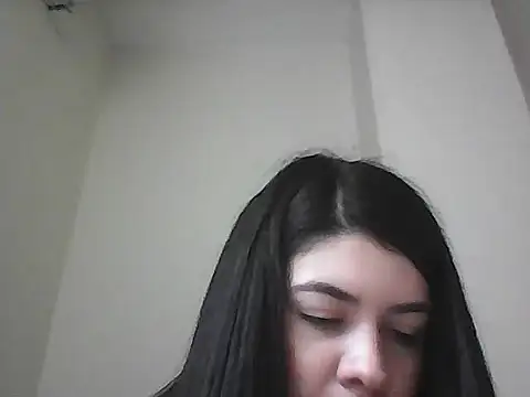 Snapshot of lauratobon chatting on November 14, 2025, 2:21 pm lauratobon online show from November 14, 2025, 2:21 pm