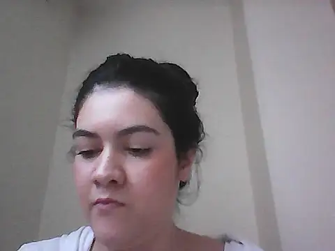 Snapshot of lauratobon chatting on October 14, 2025, 4:51 pm lauratobon online show from October 14, 2025, 4:51 pm