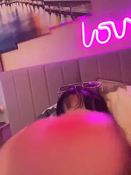 Snapshot of Lolaley2 chatting on November 6, 2025, 5:33 am Lolaley2 online show from November 6, 2025, 5:33 am