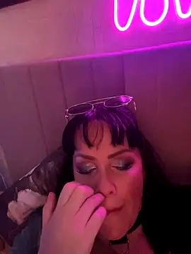 Snapshot of Lolaley2 chatting on November 3, 2025, 8:51 am Lolaley2 online show from November 3, 2025, 8:51 am