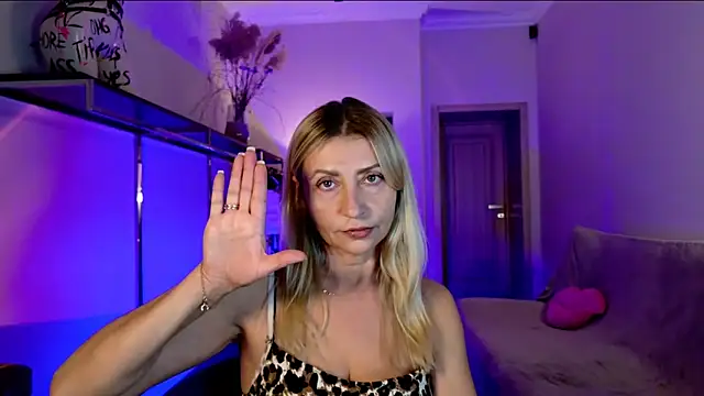 Snapshot of ZoeGrant chatting on October 19, 2025, 5:37 pm ZoeGrant online show from October 19, 2025, 5:37 pm