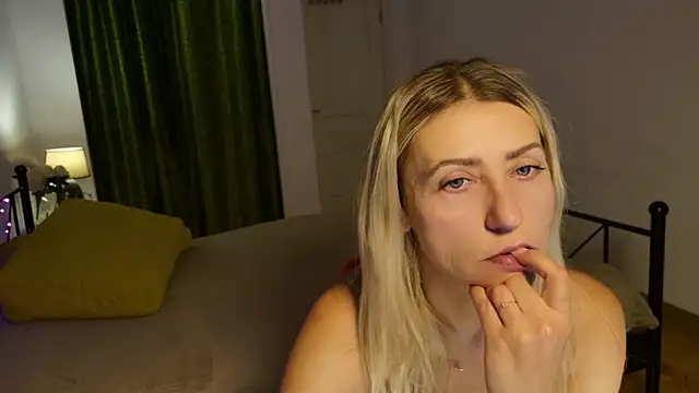 Snapshot of ZoeGrant chatting on November 12, 2025, 8:45 pm ZoeGrant online show from November 12, 2025, 8:45 pm