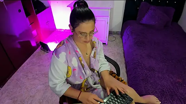 Snapshot of Violeta_hornny chatting on March 5, 2025, 12:49 am Violeta hornny online show from March 5, 2025, 12:49 am