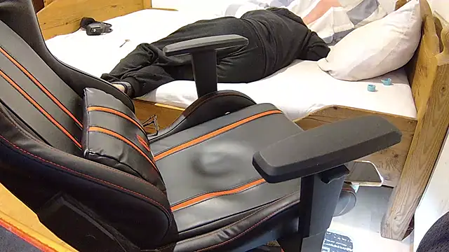 KmlBI26 online show from October 29, 2025, 7:13 pm