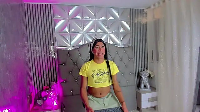 Lucia-sex online show from August 3, 2026, 8:15 pm