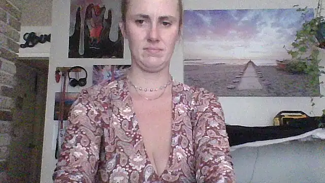 Snapshot of ClumsyLink chatting on October 22, 2025, 9:46 pm ClumsyLink online show from October 22, 2025, 9:46 pm