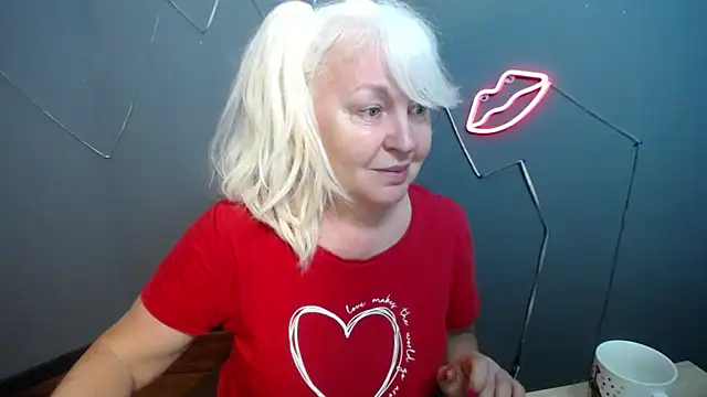 BlondyLeeBest online show from April 12, 2026, 6:33 pm