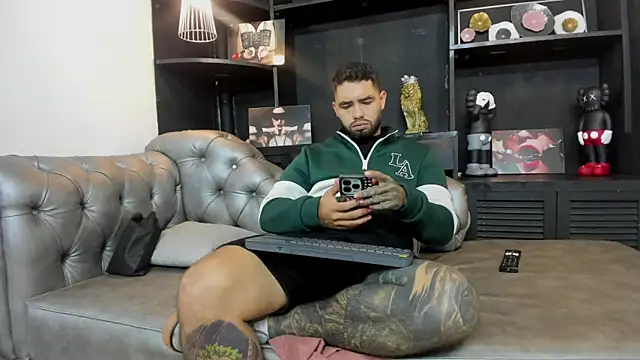 Snapshot of matteosantos chatting on October 19, 2025, 11:02 am matteosantos online show from October 19, 2025, 11:02 am