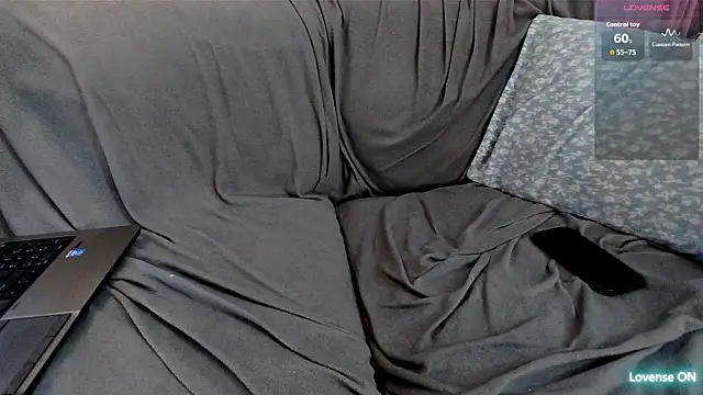 Snapshot of EmoDream1998 chatting on December 3, 2025, 11:14 pm EmoDream1998 online show from December 3, 2025, 11:14 pm