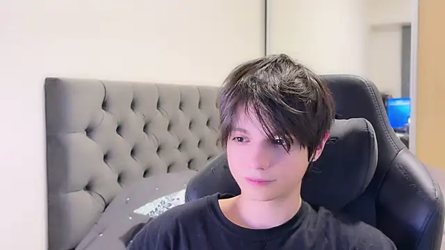 Snapshot of SasukeUhchiaa chatting on January 6, 2025, 12:05 am SasukeUhchiaa online show from January 6, 2025, 12:05 am