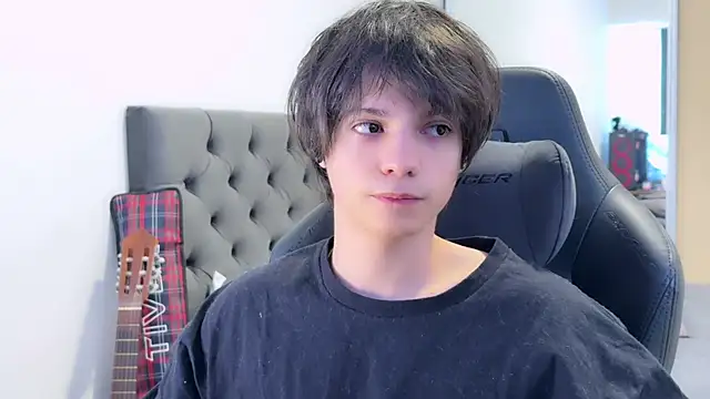 Snapshot of SasukeUhchiaa chatting on December 3, 2024, 8:33 pm SasukeUhchiaa online show from December 3, 2024, 8:33 pm