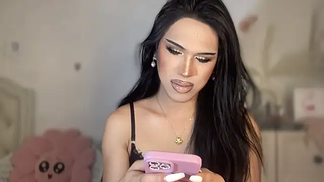 Snapshot of Ts_glamxxxx chatting on November 18, 2025, 1:32 am Ts glamxxxx online show from November 18, 2025, 1:32 am