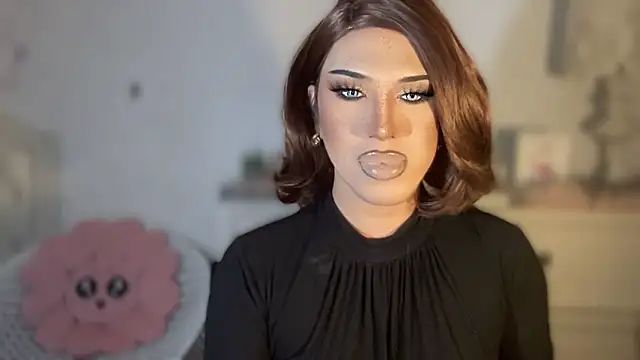 Snapshot of Ts_glamxxxx chatting on October 15, 2025, 12:20 am Ts glamxxxx online show from October 15, 2025, 12:20 am