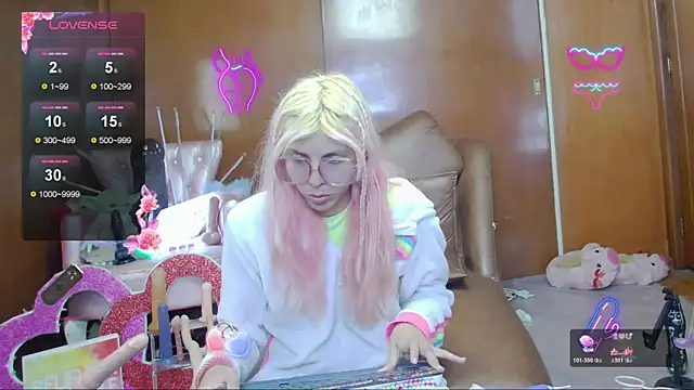 Snapshot of Skinygirl chatting on November 15, 2025, 11:31 pm Skinygirl online show from November 15, 2025, 11:31 pm