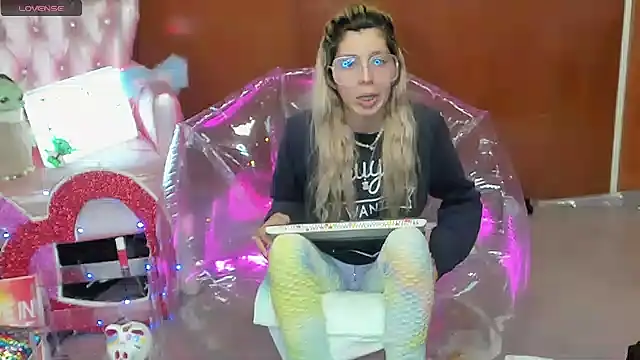 Snapshot of Skinygirl chatting on March 6, 2026, 11:44 pm Skinygirl online show from March 6, 2026, 11:44 pm