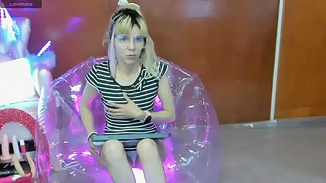 Snapshot of Skinygirl chatting on March 30, 2026, 12:23 am Skinygirl online show from March 30, 2026, 12:23 am