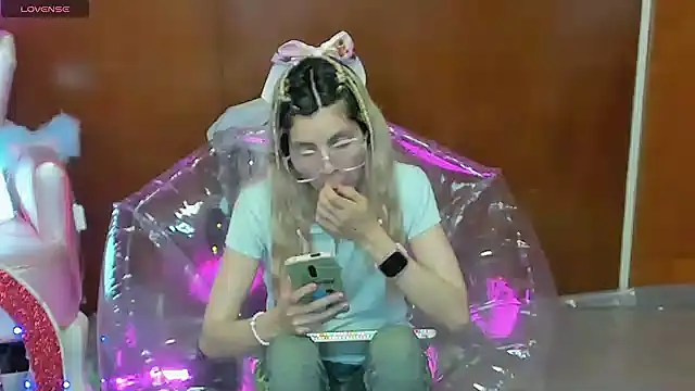 Snapshot of Skinygirl chatting on March 14, 2026, 11:33 pm Skinygirl online show from March 14, 2026, 11:33 pm