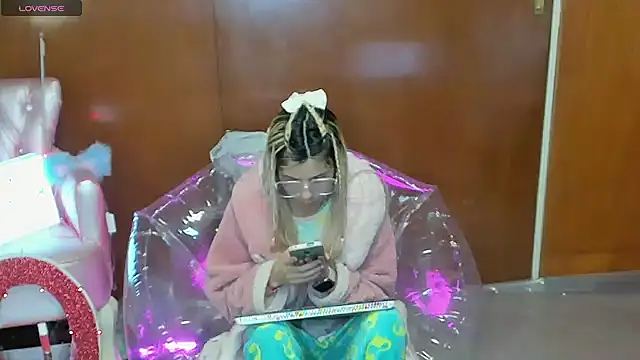 Snapshot of Skinygirl chatting on March 17, 2026, 12:13 am Skinygirl online show from March 17, 2026, 12:13 am