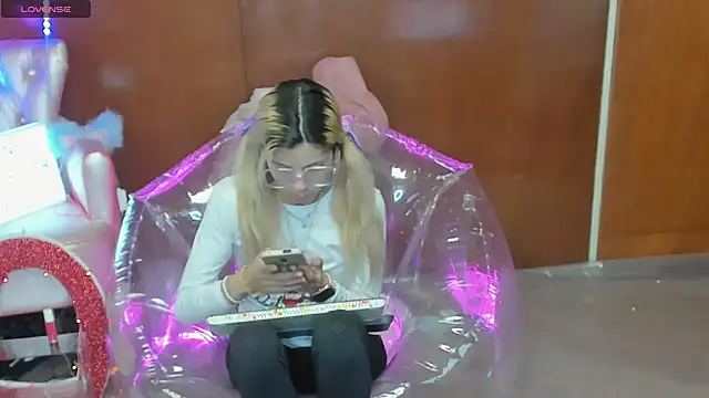 Snapshot of Skinygirl chatting on March 21, 2026, 10:24 pm Skinygirl online show from March 21, 2026, 10:24 pm