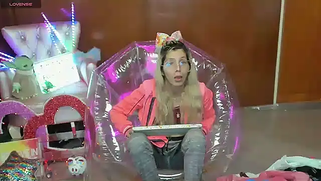 Snapshot of Skinygirl chatting on March 6, 2026, 12:27 am Skinygirl online show from March 6, 2026, 12:27 am