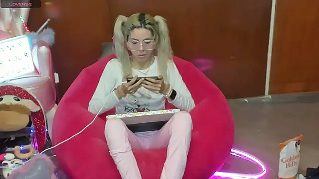 Skinygirl online show from June 15, 2026, 12:22 am