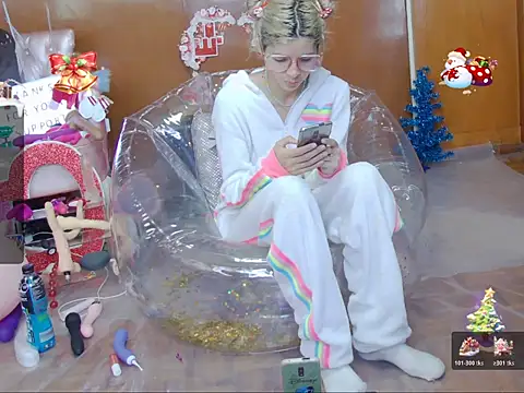 Snapshot of Skinygirl chatting on December 14, 2025, 5:18 pm Skinygirl online show from December 14, 2025, 5:18 pm