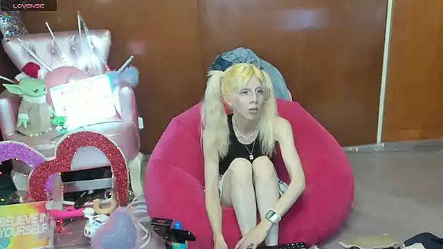 Skinygirl online show from May 1, 2026, 10:37 pm