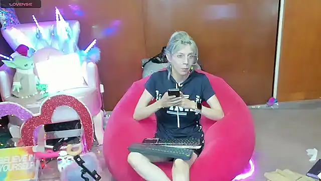 Skinygirl online show from May 14, 2026, 1:57 am