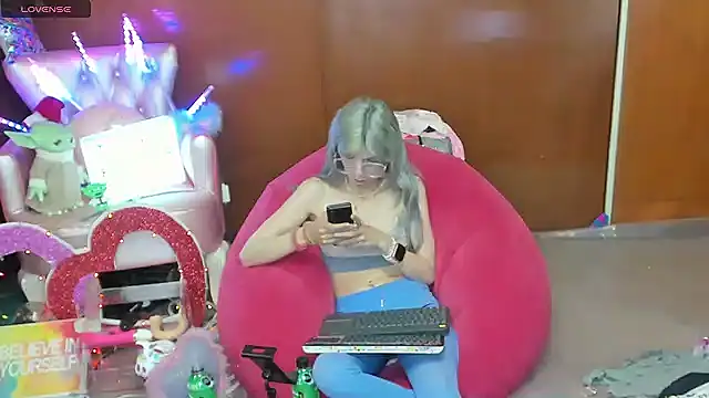 Skinygirl online show from May 6, 2026, 9:52 pm