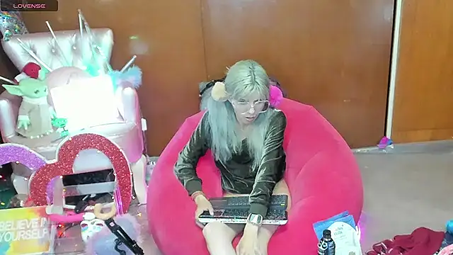 Skinygirl online show from May 15, 2026, 11:36 pm