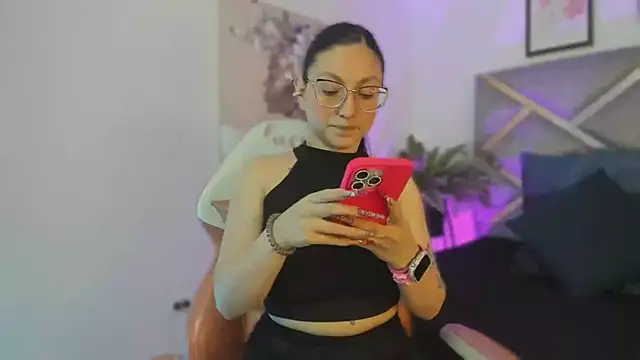 lucy neil online show from October 23, 2025, 2:32 am