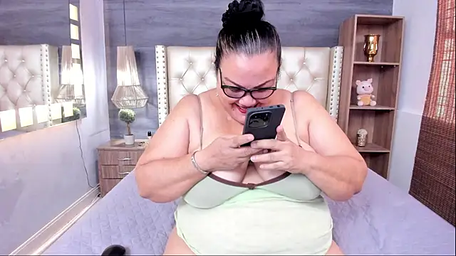 Snapshot of mommy_cute chatting on July 10, 2026, 3:12 pm mommy cute online show from July 10, 2026, 3:12 pm