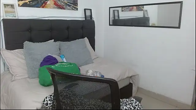 vaness weet online show from December 4, 2025, 9:14 pm