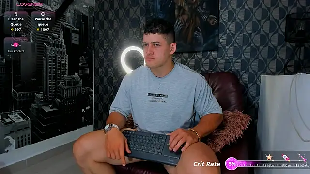 Snapshot of Leonsmoron chatting on November 30, 2025, 12:33 am Leonsmoron online show from November 30, 2025, 12:33 am