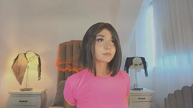 Emma Torres   online show from November 1, 2025, 12:21 pm