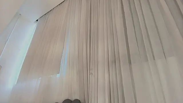 Emma Torres   online show from November 2, 2025, 12:21 pm