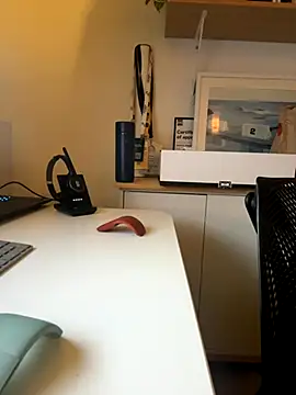 Snapshot of GrowHuge chatting on November 3, 2025, 1:58 pm GrowHuge online show from November 3, 2025, 1:58 pm