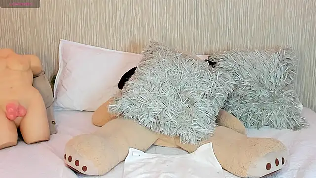 Snapshot of Doll_Loren chatting on October 16, 2025, 5:43 pm Doll Loren online show from October 16, 2025, 5:43 pm