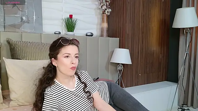 AnaAnais online show from April 28, 2026, 2:32 pm