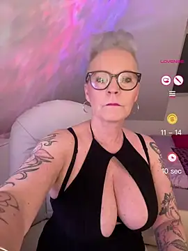 German Milf online show from May 6, 2026, 1:26 pm