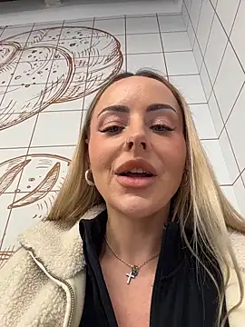 Snapshot of EmaSalis chatting on February 5, 2026, 8:21 am EmaSalis online show from February 5, 2026, 8:21 am