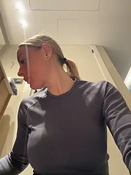 Snapshot of EmaSalis chatting on March 1, 2026, 4:40 pm EmaSalis online show from March 1, 2026, 4:40 pm