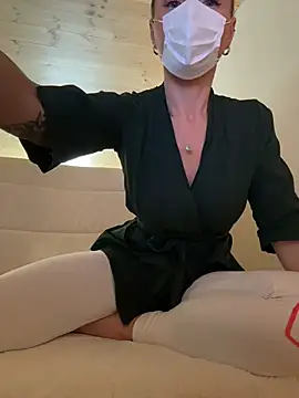 EmaSalis online show from November 28, 2025, 1:22 pm