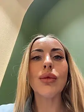 Snapshot of EmaSalis chatting on March 13, 2026, 9:36 am EmaSalis online show from March 13, 2026, 9:36 am