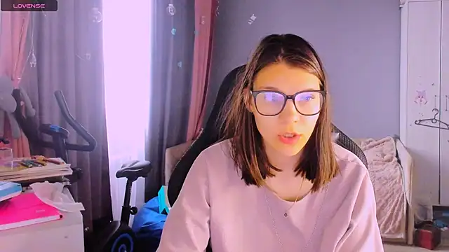 Snapshot of MollyLollipop chatting on May 5, 2026, 8:17 am MollyLollipop online show from May 5, 2026, 8:17 am
