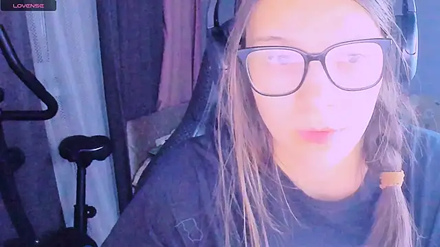 Snapshot of MollyLollipop chatting on March 31, 2026, 5:04 pm MollyLollipop online show from March 31, 2026, 5:04 pm