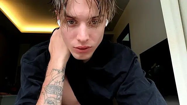 Snapshot of Cryptikov chatting on November 22, 2025, 4:55 am Cryptikov online show from November 22, 2025, 4:55 am