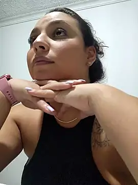 Snapshot of LizzRouse chatting on October 14, 2025, 8:20 pm LizzRouse online show from October 14, 2025, 8:20 pm