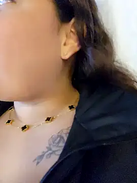 Snapshot of LizzRouse chatting on October 25, 2025, 9:26 pm LizzRouse online show from October 25, 2025, 9:26 pm